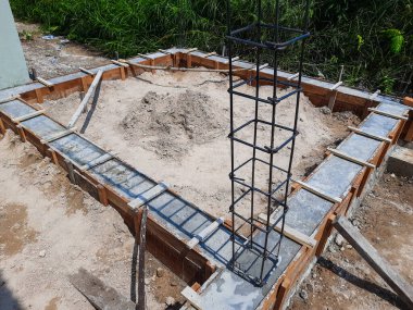 Ev inşaatında betondan yapılmış ev temelleri