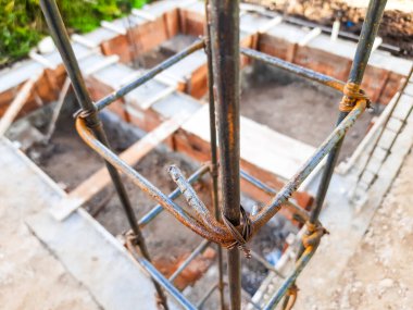 Demir direğe odaklanan bir binanın demir direğinin portresi