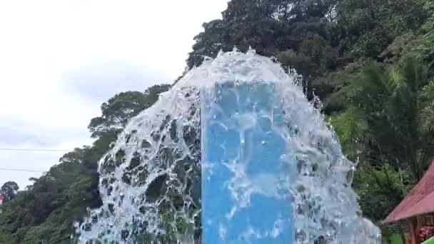 在公路附近的公共游泳池内的一个溢出的喷泉 — 图库视频影像