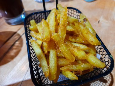 Kızarmış patatesler ana yemek masasında servis edilir.