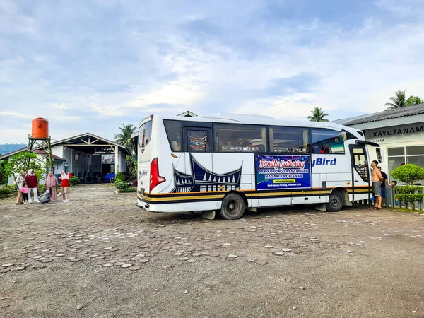 Padang Pariaman, Endonezya - 14 Ocak 2024: Endonezya tren istasyonunda yolcu bekleyen turist otobüsü