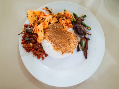 Pirinçli Minang yemeği ve bir tabakta çeşitli mezeler Endonezya mutfağının lezzetlerinden biridir.