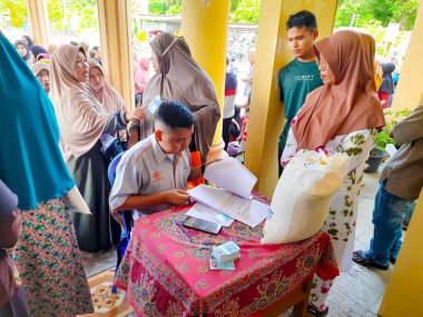 Pariaman, Endonezya - 31 Ocak 2024: Köylüler, Kuzey Pariaman ilçe ofisinden pirinç yardımı almak için kuyruğa giriyorlar