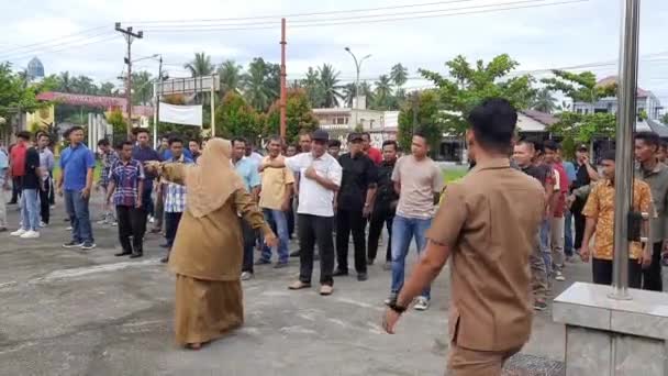 印度尼西亚帕瑞曼 2024年2月5日 北部帕瑞曼分区办事处的公务员正在为投票站警卫安排点名 — 图库视频影像