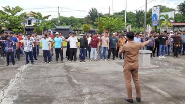 2024年2月5日 インドネシア カイサマン 北カイサマン地区事務所の公務員がポーリングステーション警備員のためのロールコールを手配 — ストック動画