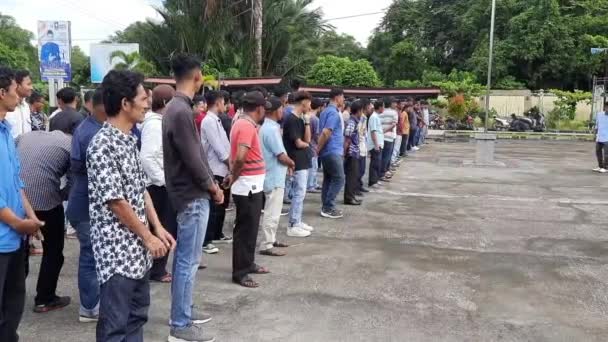 印度尼西亚 帕瑞曼 2024年2月5日 选举投票地点安全人员正在准备前往北帕瑞曼分区办事处点名 — 图库视频影像