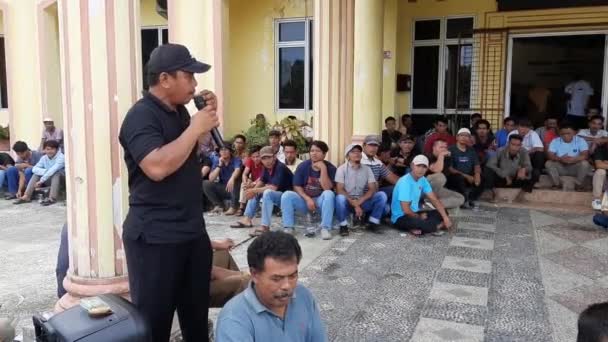 Pariaman Indonesien Februar 2024 Ein Mitarbeiter Eines Wahllokals Fragt Den — Stockvideo