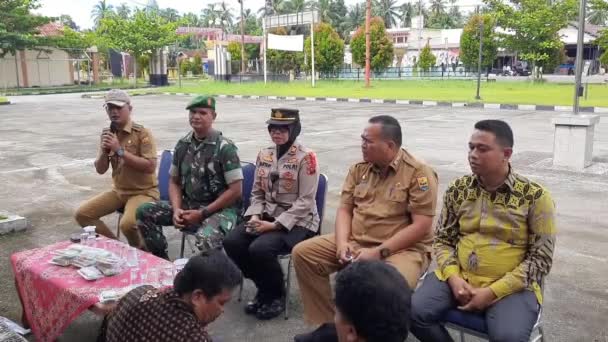 印度尼西亚帕瑞曼 2024年2月5日 北帕瑞曼分区负责人在投票站向安全官员发出选举指示 — 图库视频影像