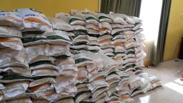 Pariaman Indonesia Ιανουαρίου 2024 Ένας Αξιωματικός Παίρνει Ρύζι Επισιτιστικής Βοήθειας — Αρχείο Βίντεο