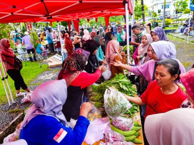 Pariaman, Indonesia - March 6, 2024: Cheap food buying and selling transactions at the cheap bazaar event in Pariaman City clipart