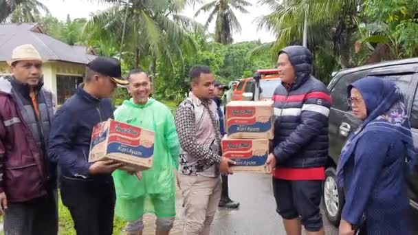 Pariaman Indonesia March 2024 向Sikapak Barat村洪水灾民提供粮食援助的帕拉曼市地区秘书 — 图库视频影像