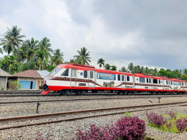 Padang-Kayutanam 'a giden yolcu vagonları Kayutanam' daki tren istasyonunda beklemede, Padang Pariaman Regency, Batı Sumatra Eyaleti, Endonezya