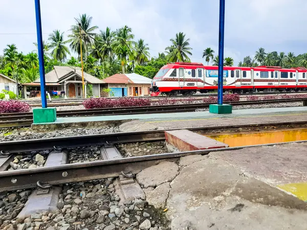 Padang-Kayutanam 'a giden yolcu vagonları Kayutanam' daki tren istasyonunda beklemede, Padang Pariaman Regency, Batı Sumatra Eyaleti, Endonezya