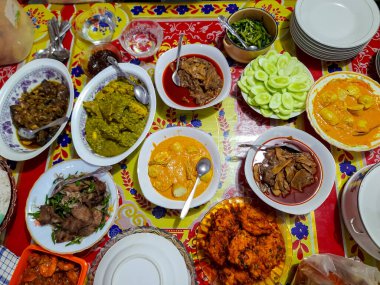 Koto Gadang, Tambunsu, Goat Curry, Dendeng Balado ve diğerleri gibi Padang menüleriyle iftar için Fast Breaking Meals. Bu fotoğraf yemek ve mutfak temalı bir şey için uygun.