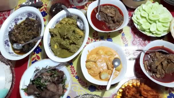 Endonezya Ramazan Bayram Yemekleri Arasında Padang Yemekleri Menüsü Bulunan Yemekler — Stok video