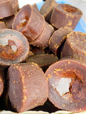 Endonezya pazarında satılık poşetlerdeki palmiye şekeri veya esmer şeker yığını.