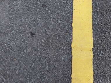 Asfalt yol dokusu ve sarı bölme çizgisi. soyut arkaplan ve alan konseptini kopyala