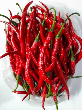 Canlı renklere ve parlak cilde sahip taze kırmızı biberlerin yakın çekimi, yemek, malzeme ve mutfak temalı projelerde kullanılmak için mükemmel.