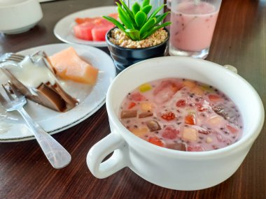 Endonezya tatlıları arasında taze meyve parçaları ile buzlu meyve çorbası, hindistan cevizi soslu çikolatalı puding ve kavun dilimleri var. Yemek blogları ve mutfak tasarımları için ideal..