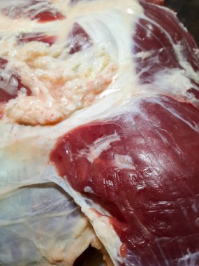 Görünür yağlı mermer ve bağ dokusu olan çiğ sığır etinin yakın çekim dokusu. Taze kırmızı et yemek ve gıda endüstrisi kavramları için idealdir.