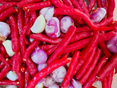Kırmızı biber, mor arpacık soğanı ve sarımsaklı karanfil. Bu taze malzemeler genellikle Asya ve Endonezya mutfağında zengin, baharatlı tatlar için kullanılır.