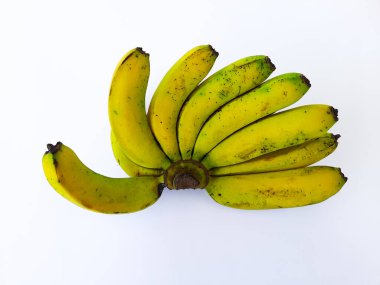 Temiz beyaz arka planda, doğal dokuda ve canlı renkte sergilenen bir grup olgun sarı muz. Gıda ve sağlık temaları için ideal