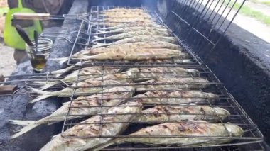 Endonezya dilinde sambam veya ikan bakar adı verilen geleneksel Pariaman usulü mangal ızgarasında kızartılan gurigak balığının yakın çekimi. Taze pişmiş deniz ürünleri.