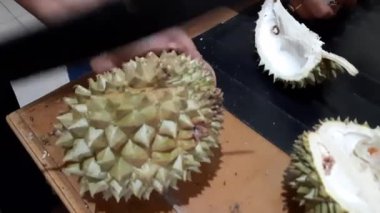 Durian 'ı Açan Adam - Kapalı Kapılar' da Bir Pala ile