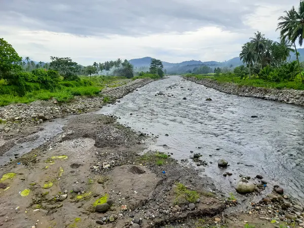 Padang Pariaman, Batı Sumatra, Endonezya 'daki Batang Anai Nehri' nin doğal bir manzarası - Akan su, yemyeşil ve kayalık nehir kıyıları sakin bir manzara yaratır