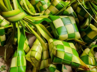Yeni dokunmuş ketupa yakın çekim, geleneksel Endonezya ve Malezya pirinç hamuru kapları genç hindistan cevizi yapraklarından yapılır. Bayram kutlamaları için genel olarak hazırlandı