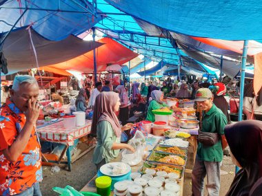 Padang Pariaman, Endonezya - 28 Aralık 2025: Kurban Bayramı öncesinde insanlar iftar için yiyecek alırken Sicincin Pazarı 'nda hareketli bir manzara