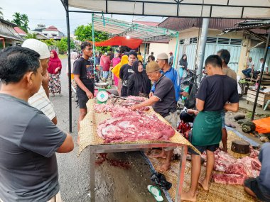 Pariaman, Endonezya - 30 Mart 2025: Pariaman şehrindeki Balai Naras pazarında et ve sığır eti pazarı faaliyeti, Kurban Bayramı öncesi. Taze et satan tüccarlar