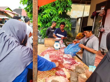 Pariaman, Endonezya - 30 Mar 2025: Cubadak Air, Pariaman, Endonezya 'daki bir hayvan pazarında sığır fiyatları pazarlığı yapan alıcılar