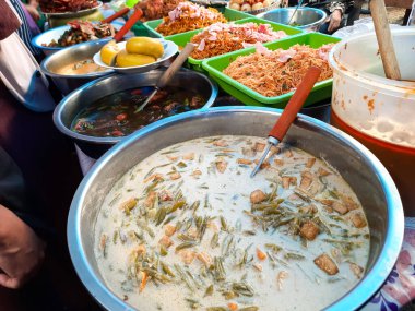 Çeşitli geleneksel Endonezya sokak yemekleri Sicincin, Batı Sumatra 'daki yerel bir markette büyük tepsilerde servis ediliyor.
