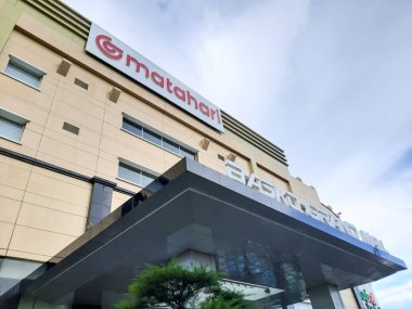 Padang, Endonezya - 20 Nisan 2025: Basko Grand Mall binası, aralarında Matahari 'nin de yer aldığı çeşitli markaların bulunduğu Padang şehrinin büyük alışveriş merkezlerinden biri.
