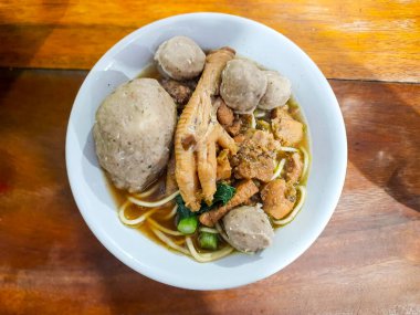 Bir kase mie ayam 'ın üst görüntüsü, Endonezya usulü köfteli tavuk eriştesi ve lezzetli et suyunda tavuk ayağı, Endonezya' da popüler sokak yemekleri.