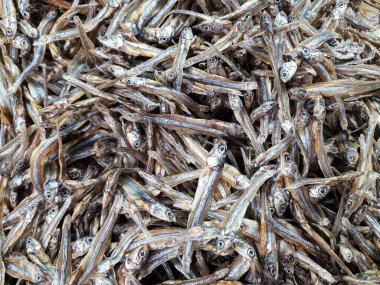 Batı Sumatra, Endonezya 'da yerel olarak ikan bada olarak bilinen kurutulmuş tatlı su ançüezi yığını. Geleneksel bir pazarda satılık yüksek proteinli tuzlu balıklara yakın çekim.