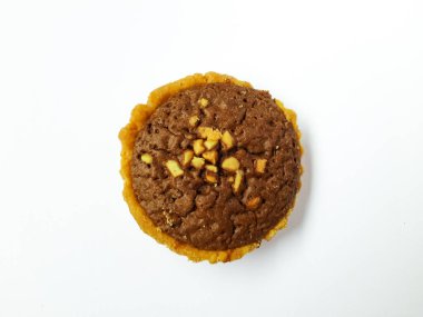 Çikolatalı fıstıklı turtanın üst görüntüsü, kenarları çıtır çıtır ve üstünde de fıstık ezmesi var. Popüler Endonezya kuru hamur işi. Beyaz arkaplanda izole