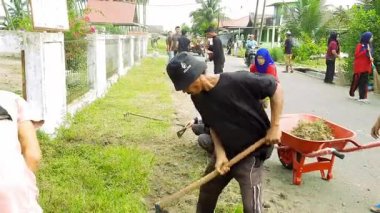 Pariaman, Endonezya - 28 Mayıs 2025: Kuzey Pariaman alt bölgesinden köy temizleme personelinin yer aldığı Naras Hilir köyünde toplu temizlik