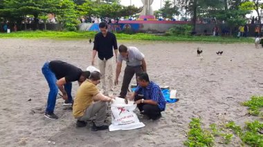 Pariaman, Endonezya - 5 Haziran 2025: Belediye Başkan Yardımcısı Mulyadi ve belediye yetkilileri, 2025 Dünya Çevre Günü 