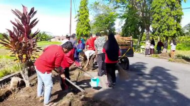 Pariaman, Endonezya - 11 Haziran 2025: Kuzey Pariaman alt bölgesinden köy temizleme personelinin yer aldığı Küba Hava Yolları 'nda toplu temizlik düzenlendi