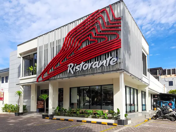 Padang, Endonezya - 1 Haziran 2025 Ristorante binası, Padang 'da yeni bir Pizza Hut bayiliği. Ristorante, Pizza Hut Endonezya 'nın modern bir yemek deneyimi sunduğu bir restoran konseptidir.