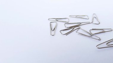 Beyaz Arkaplanda Dağılmış Trigonal Kağıt KırpıcıComment