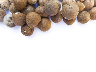 Beyaz arka planda izole edilmiş kurutulmuş fındık tohumlarının üst görünümü. Bitkisel ve alternatif tıp. Boşluğu kopyala