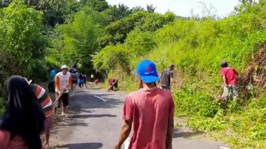 Pariaman, Endonezya - 25 Haziran 2025: Sungai Rambai köyünde, Kuzey Pariaman alt bölgesinden köy temizleme personelinin yer aldığı toplu temizlik