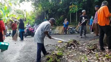 Köy Temizleme Ekibi Endonezya 'da Yol Kenarı Çimeni ve Kanalizasyonu Temizliyor