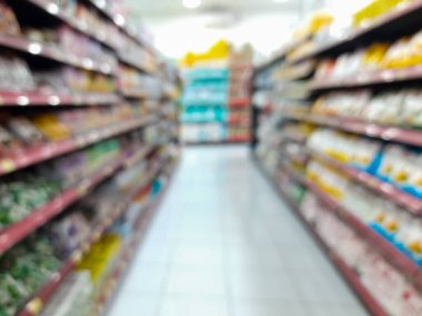 Endonezya 'daki süpermarket ya da market koridorunun bulanık görüntüsü. Çeşitli tüketici malları raflarda ve raflarda sergileniyor. Perakende ve alışveriş kavramı dağınık görünümde