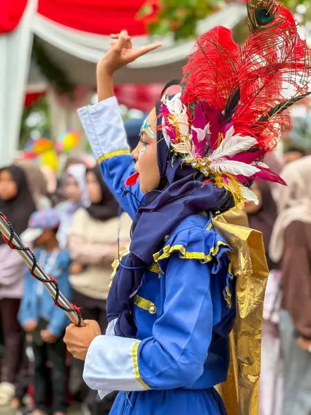 Padang Pariaman, Endonezya - 17 Ağustos 2025: Endonezya Bağımsızlık Günü geçit töreni sırasında baton ve ıslık çalan kadın bando şefi