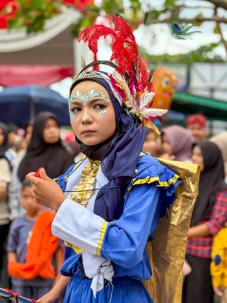 Padang Pariaman, Endonezya - 17 Ağustos 2025: Bağımsızlık Günü kutlamaları sırasında festival kostümlü bir öğrenci kolej kızının samimi portresi