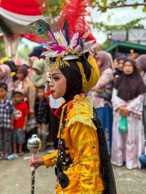 Padang Pariaman, Endonezya - 17 Ağustos 2025: Endonezya Bağımsızlık Günü geçit töreni sırasında baton ve ıslık çalan kadın bando şefi